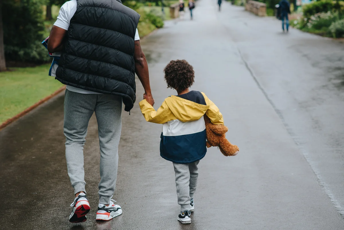 Padres e hijo caminando juntos en el parque